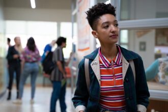 Patricia Allison dans le rôle d'Ola dans Sex Education