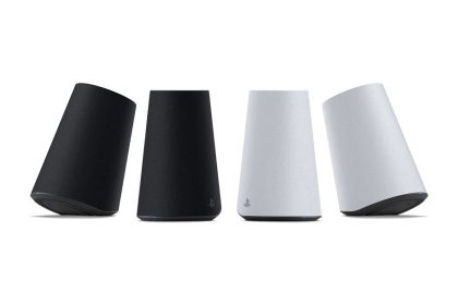 Sony Pulse Elevate, enceintes gaming sans fil PlayStation pour PS5, en coloris Midnight Black et White sur fond studio blanc