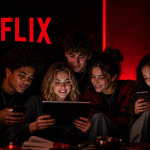 Jeunes adultes réunis sur un canapé en train de regarder des séries sur tablette et smartphone, avec le logo Netflix en rouge sur fond sombre