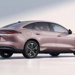 BYD Qin Max EV, photo officielle du constructeur, berline électrique vue de trois quarts arrière