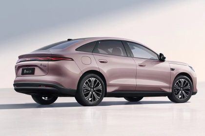 BYD Qin Max EV, photo officielle du constructeur, berline électrique vue de trois quarts arrière