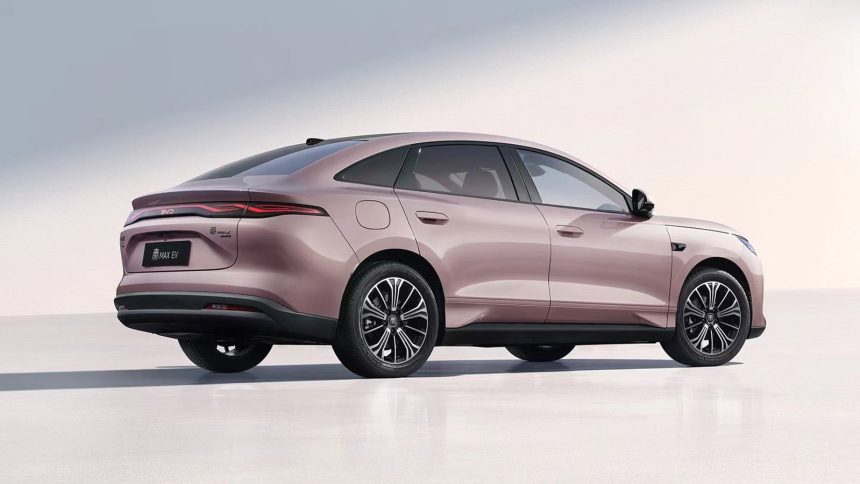 BYD Qin Max EV, photo officielle du constructeur, berline électrique vue de trois quarts arrière