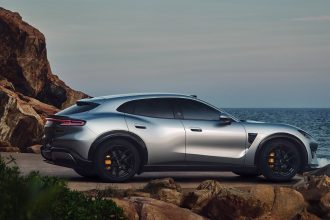Luxeed RX, coupé-SUV électrique de 586 ch développé par Huawei et Chery, vu de trois-quarts avant