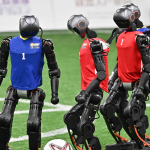 Robots humanoïdes en match de football lors des World Humanoid Robot Games de Pékin