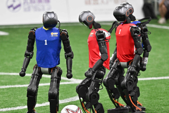 Robots humanoïdes en match de football lors des World Humanoid Robot Games de Pékin