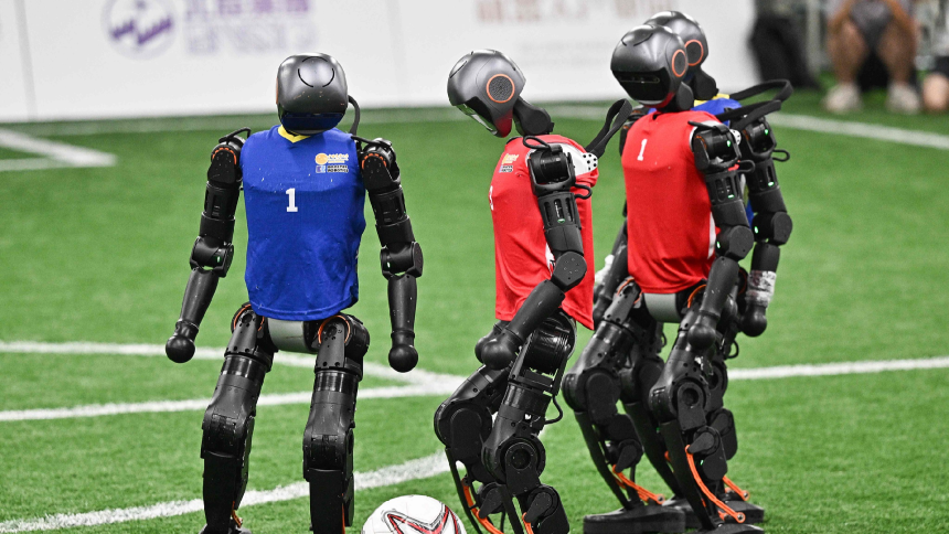 Robots humanoïdes en match de football lors des World Humanoid Robot Games de Pékin