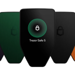 Gamme de portefeuilles matériels Trezor Safe 5, visuel officiel Trezor illustrant l'article sur la fuite de données du sous-traitant logistique