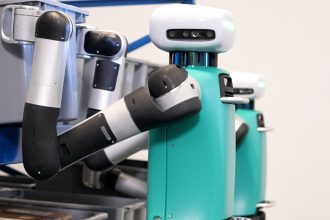 Le robot humanoïde Digit v5 d'Agility Robotics en environnement industriel