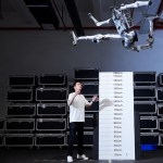 Robot humanoïde Unitree Superman en plein saut de deux mètres, visuel officiel du fabricant
