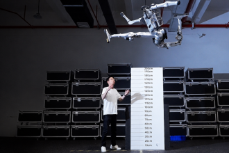 Robot humanoïde Unitree Superman en plein saut de deux mètres, visuel officiel du fabricant