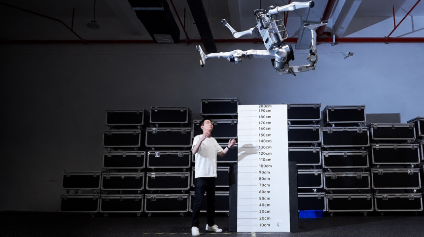 Robot humanoïde Unitree Superman en plein saut de deux mètres, visuel officiel du fabricant