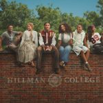 Affiche officielle Netflix de la suite de A Different World : les étudiants de Hillman College devant le mur du campus