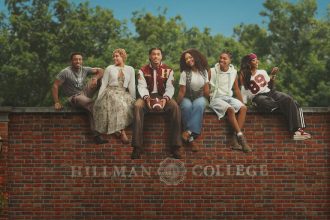 Affiche officielle Netflix de la suite de A Different World : les étudiants de Hillman College devant le mur du campus