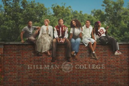 Affiche officielle Netflix de la suite de A Different World : les étudiants de Hillman College devant le mur du campus