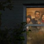 Key art officiel du film Netflix The Last House : une famille de quatre personnes enfermée derrière la fenêtre d'une maison plongée dans la nuit
