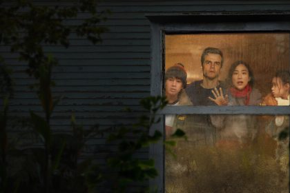 Key art officiel du film Netflix The Last House : une famille de quatre personnes enfermée derrière la fenêtre d'une maison plongée dans la nuit
