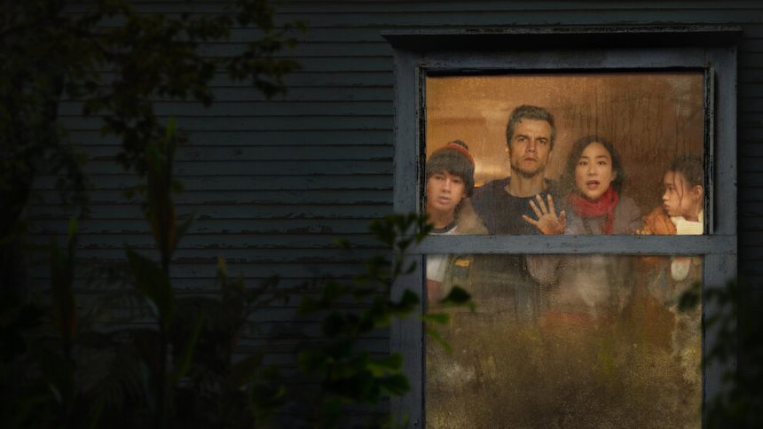 Key art officiel du film Netflix The Last House : une famille de quatre personnes enfermée derrière la fenêtre d'une maison plongée dans la nuit