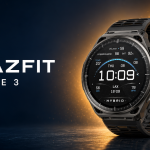 Amazfit Balance 3 Titanium, montre connectée premium en titane Grade 5 avec marque AMAZFIT et halo ambré sur fond bleu nuit