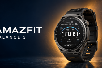Amazfit Balance 3 Titanium, montre connectée premium en titane Grade 5 avec marque AMAZFIT et halo ambré sur fond bleu nuit