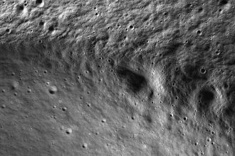 Visuel NASA ShadowCam de la région du pôle sud lunaire, cratères en ombre permanente