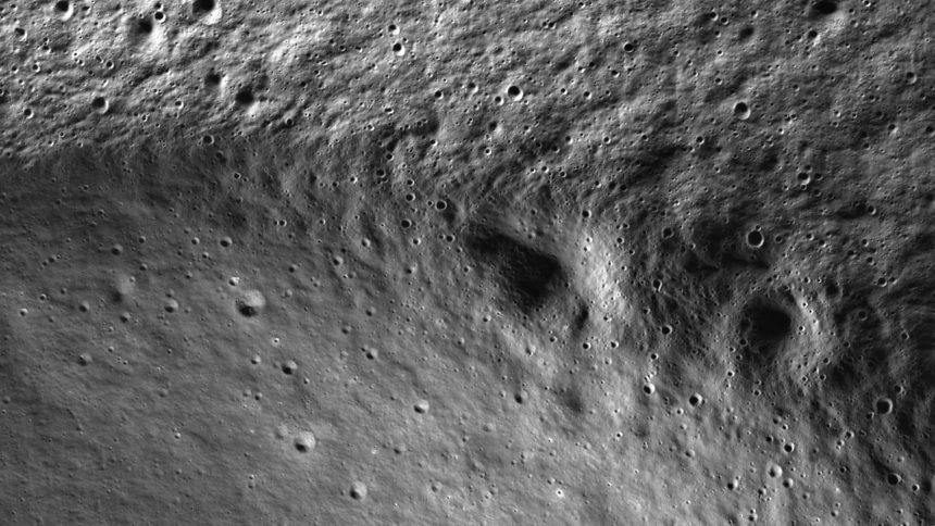 Visuel NASA ShadowCam de la région du pôle sud lunaire, cratères en ombre permanente