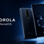 Smartphone Motorola au dos avec écran affichant l'interface sobre GrapheneOS (cadenas, fond sombre, sans services Google), légende MOTOROLA et GrapheneOS sur fond bleu nuit sécuritaire