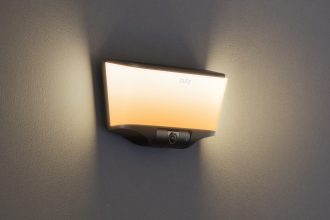 Eufy Wall Light Cam S4, caméra de sécurité 4K intégrée à une lampe murale extérieure
