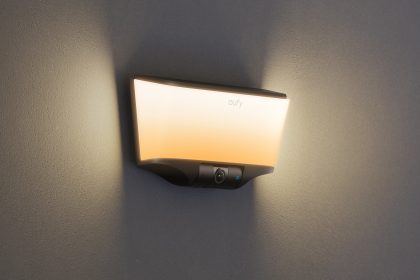 Eufy Wall Light Cam S4, caméra de sécurité 4K intégrée à une lampe murale extérieure