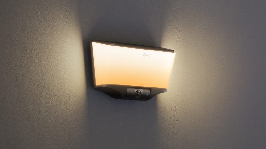 Eufy Wall Light Cam S4, caméra de sécurité 4K intégrée à une lampe murale extérieure