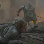 Bataille de Tumbleton dans le final de la saison 3 de House of the Dragon : combat de soldats dans une ville en feu