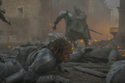 Bataille de Tumbleton dans le final de la saison 3 de House of the Dragon : combat de soldats dans une ville en feu