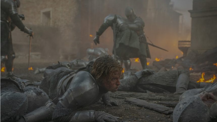 Bataille de Tumbleton dans le final de la saison 3 de House of the Dragon : combat de soldats dans une ville en feu