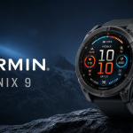 Concept visuel de la montre GPS Garmin Fenix 9, boîtier titane et écran AMOLED sur fond d'aventure nocturne