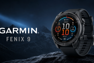 Concept visuel de la montre GPS Garmin Fenix 9, boîtier titane et écran AMOLED sur fond d'aventure nocturne