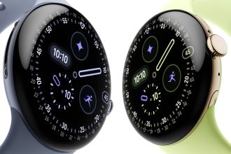 Google Pixel Watch 5, photo officielle du press kit présentant les deux boîtiers avec leurs bracelets