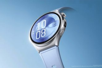 Huawei Watch 6, rendu officiel du teaser Slim in Style avec boîtier argenté et bracelet bleu pâle
