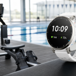 Amazfit Active 3 Premium dans un centre fitness avec rameur et piscine, focale de la mise à jour firmware aviron FTMS et natation