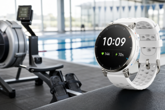 Amazfit Active 3 Premium dans un centre fitness avec rameur et piscine, focale de la mise à jour firmware aviron FTMS et natation