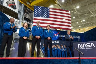 L'équipage d'Artemis II décoré de la Congressional Space Medal of Honor par le président Trump lors de la cérémonie au Johnson Space Center de Houston