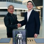 Photo officielle de la signature de l'accord LG et Nvidia sur les robots humanoïdes, avec une figurine de robot portant les logos LG et NVIDIA