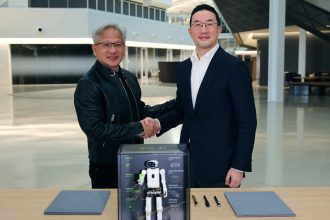 Photo officielle de la signature de l'accord LG et Nvidia sur les robots humanoïdes, avec une figurine de robot portant les logos LG et NVIDIA