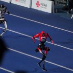 Robots humanoïdes en pleine course sur la piste de 100 mètres lors des World Humanoid Robot Games de Pékin, où le robot Lightning d'Honor a pulvérisé le record d'Usain Bolt en 9,32 secondes