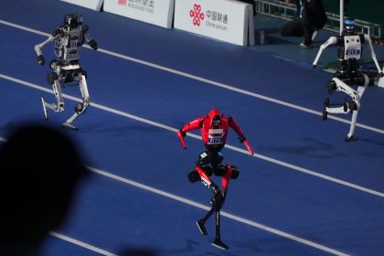 Robots humanoïdes en pleine course sur la piste de 100 mètres lors des World Humanoid Robot Games de Pékin, où le robot Lightning d'Honor a pulvérisé le record d'Usain Bolt en 9,32 secondes