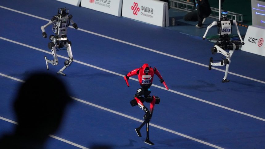 Robots humanoïdes en pleine course sur la piste de 100 mètres lors des World Humanoid Robot Games de Pékin, où le robot Lightning d'Honor a pulvérisé le record d'Usain Bolt en 9,32 secondes