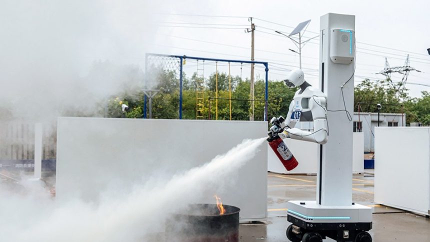 Robot humanoïde tenant un extincteur et déchargeant de la poudre sur un feu réel lors de l'exercice de lutte contre l'incendie des World Humanoid Robot Games à Pékin