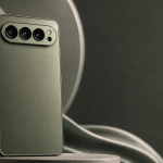 Rendu réaliste du Samsung Galaxy S27 Ultra de dos, module triple caméra horizontal, fond sculptural vert-gris, sans branding