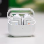 Samsung Galaxy Buds3 Pro, photo officielle des écouteurs et de leur boîtier de chargement