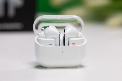 Samsung Galaxy Buds3 Pro, photo officielle des écouteurs et de leur boîtier de chargement