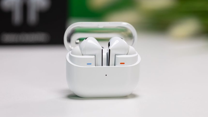 Samsung Galaxy Buds3 Pro, photo officielle des écouteurs et de leur boîtier de chargement