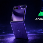 Motorola Razr 70 Ultra pliable violet en présentation produit, avec robot Android vert et mention Android 17 sur fond techno sombre, logo Motorola gravé sur la coque